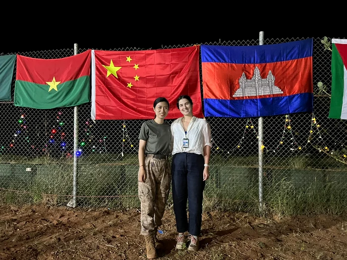 Înger păzitor în infernul din Mali. O româncă ajută oamenii în fața abuzurilor mercenarilor Wagner și a jihadiștilor 1 Irina Preoțescu alături de colegă, în interiorul bazei ONU din Mali. FOTO Arhivă personală