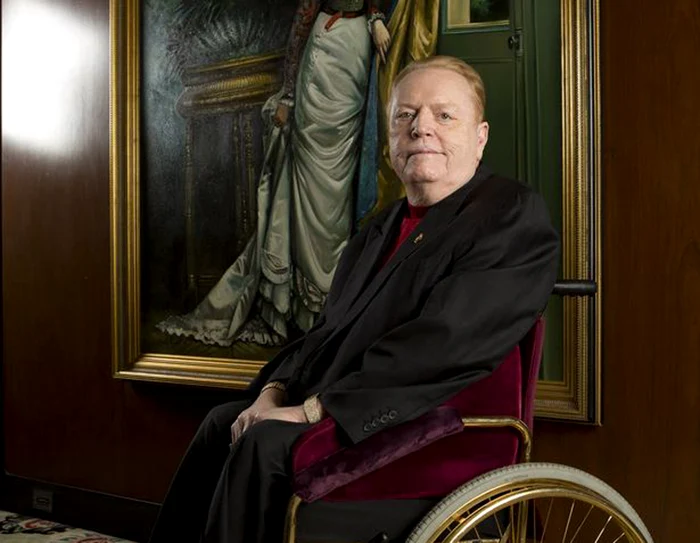 Larry Flynt (1 noiembrie 1942 - 10 februarie 2021) în căruciorul în care şi-a petrecut întreaga viaţă