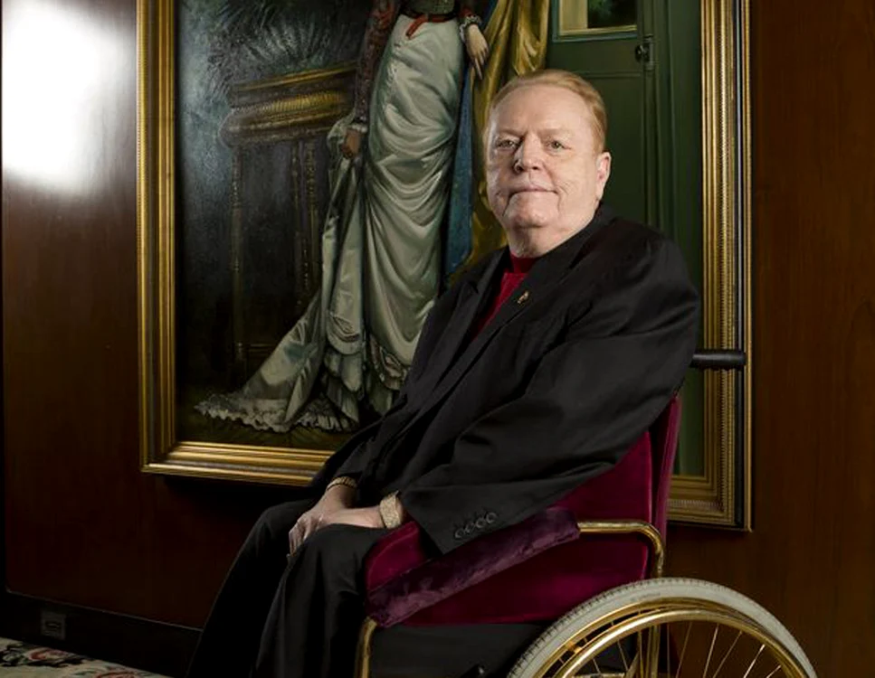 
    Larry Flynt  (1 noiembrie 1942  - 10 februarie 2021)  în căruciorul în care  şi-a petrecut  întreaga viaţă    