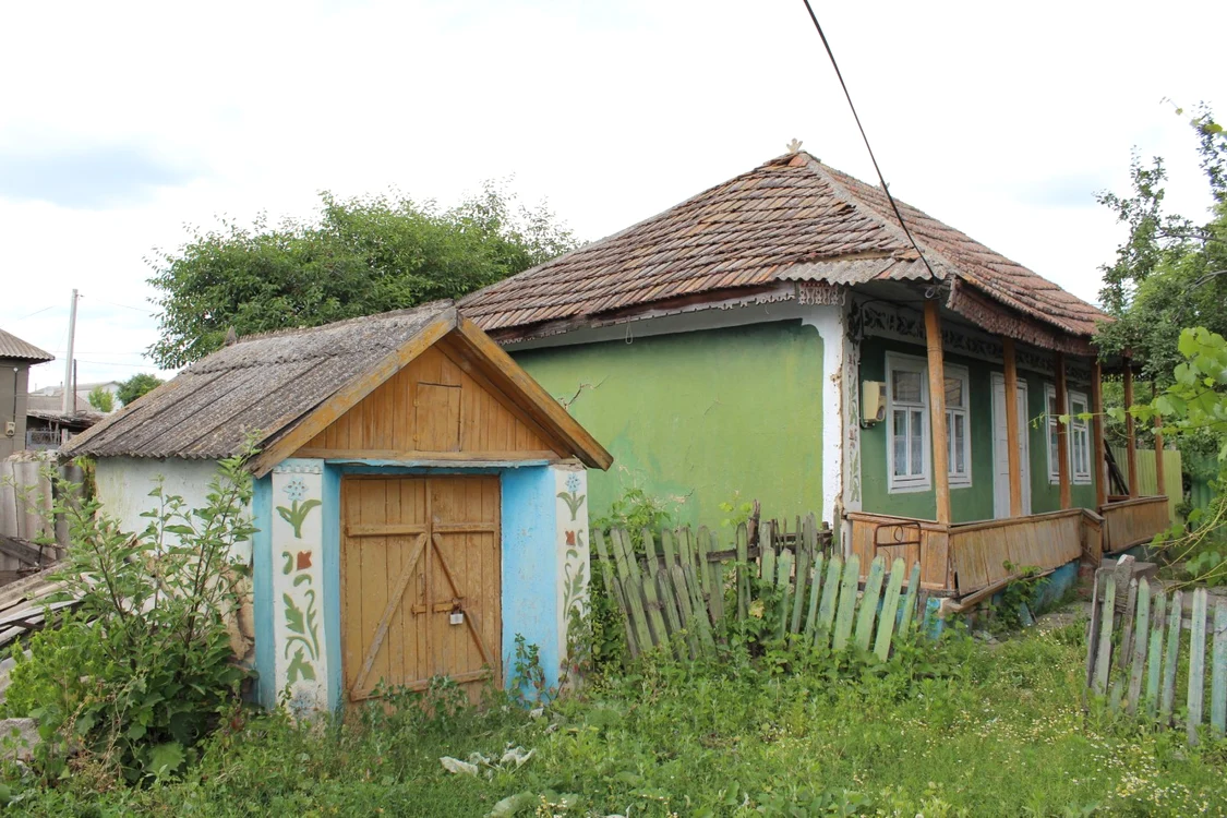 De vreo zece ani, nimeni nu mai trăieşte în casa în care s-a născut Păunescu FOTO: Victoria Dodon