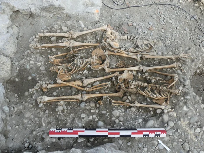Trei indivizi îngropați simultan (© Anne-Gaëlle Corbara, INRAP)