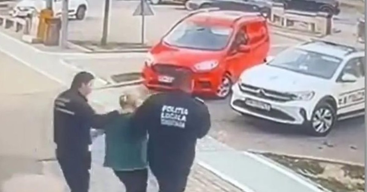 Incident la Timișoara: femeie bruscată de polițiști locali, imagini pe rețelele sociale Incident la Timișoara: femeie bruscată de polițiști locali, imagini pe rețelele sociale