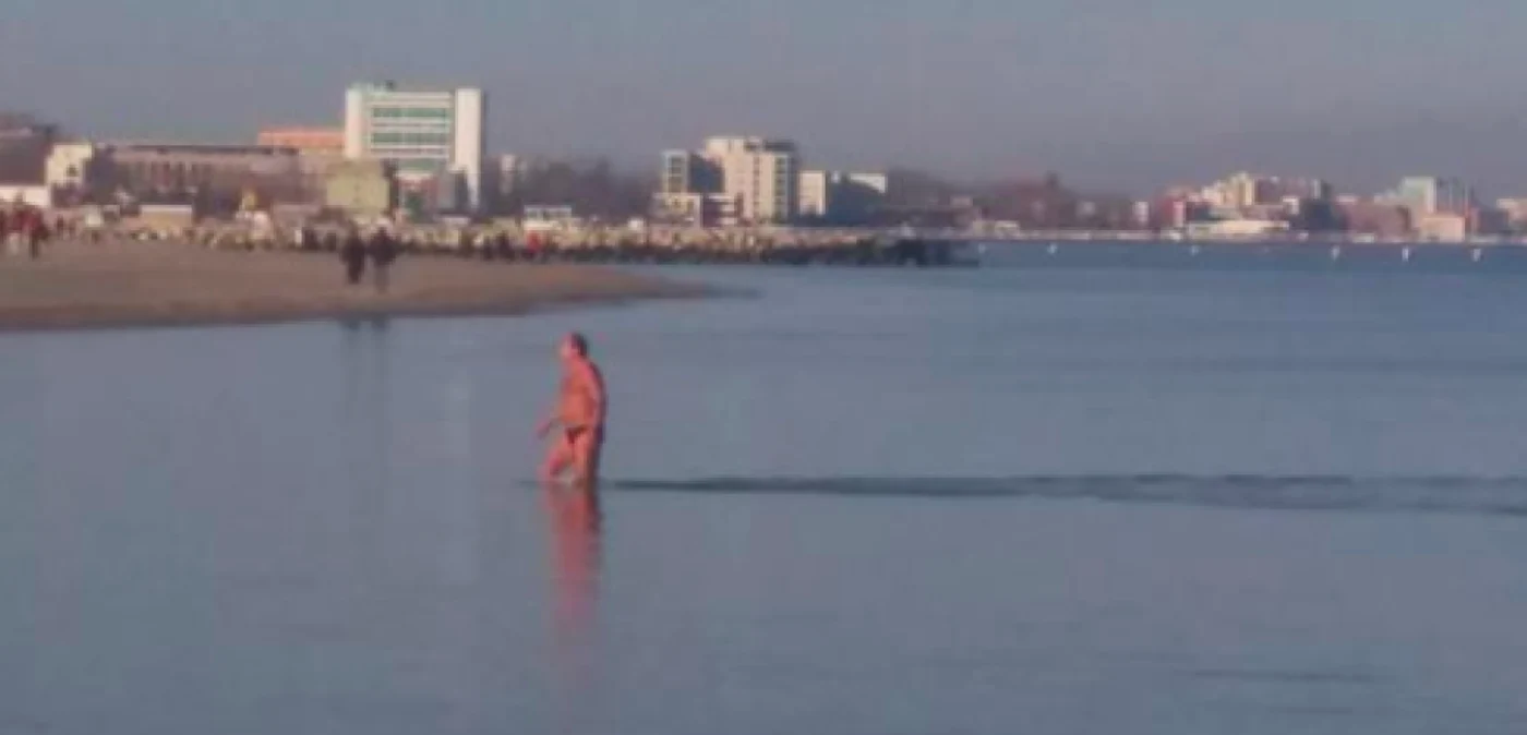 Baie în mare de Crăciun, la Mamaia Sursa Facebook Mugur Grosu