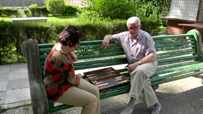 Partidă de table în Parcul Vicol