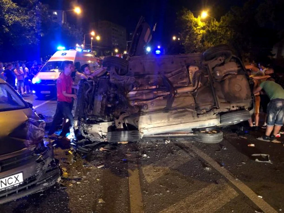 În accident au fost implicate mai multe autoturismeFoto: renasterea.ro