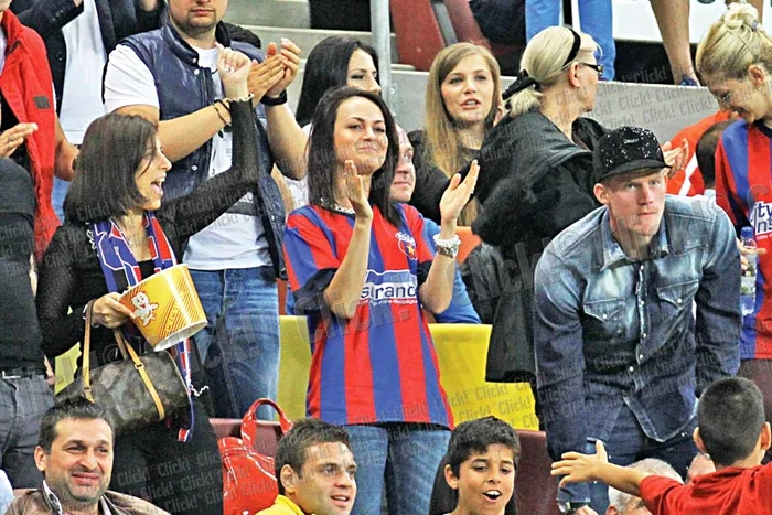 Laura Keşeru, fericită  marţi seara, alături de  soţ, pe Naţional Arena,  la festivitatea prin care  Steaua a sărbătorit  câştigarea titlului (Fotografii. Mihai Ionescu)
