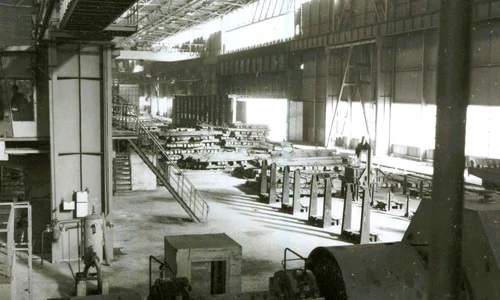 Interiorul unei secţii a Intreprinderii de oţeluri aliate Târgovişte (© „Fototeca online a comunismului românesc”, cota: 273/1977)
