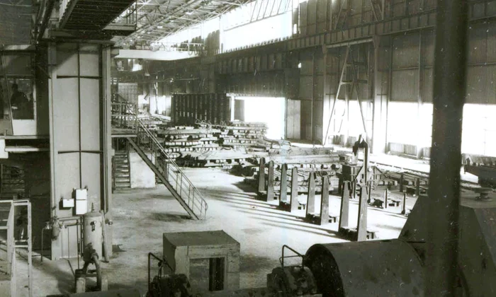 Interiorul unei secţii a Intreprinderii de oţeluri aliate Târgovişte (© „Fototeca online a comunismului românesc”, cota: 273/1977)