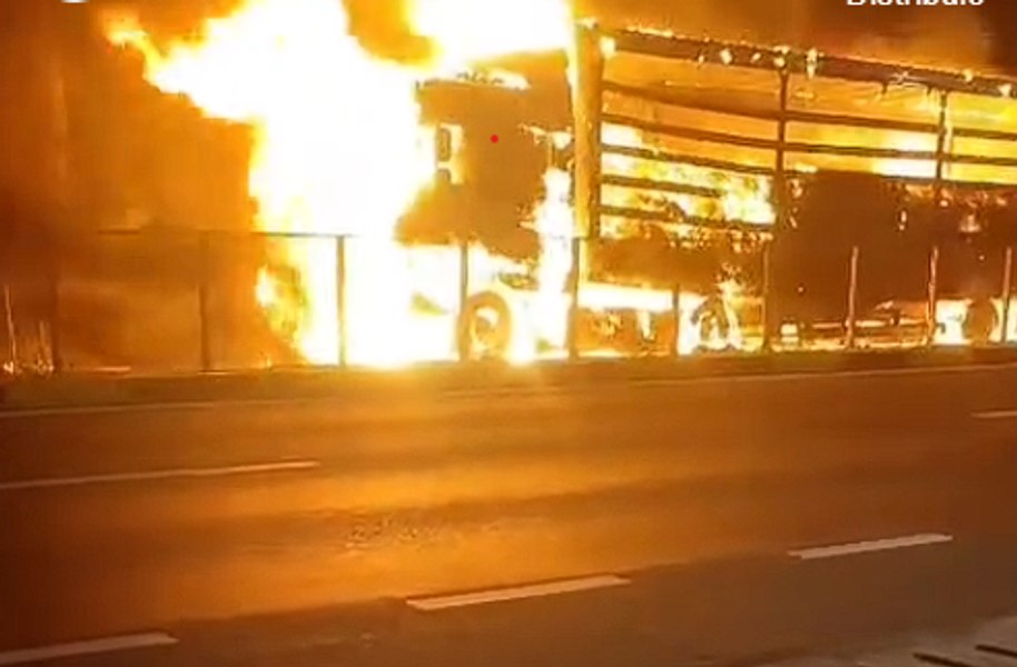 Incendiu urmat de explozie pe DN5, în Giurgiu. Un TIR încărcat cu bomboane a ars aproape în totalitate