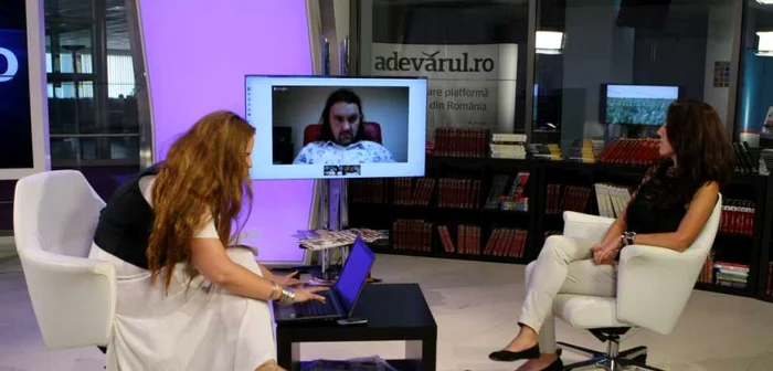 De la stânga la dreapta: Elena Dumitru, moderator „Adevărul Live”, discutând cu Ciprian Enea, consultant principal în cadrul Best Tourism Group, prin Google Hangout, şi cu Diana Şerbănescu, account manager în cadrul agenţiei TravelMax, despre cele mai avantajoase oferte de vacanţă din perioada verii
