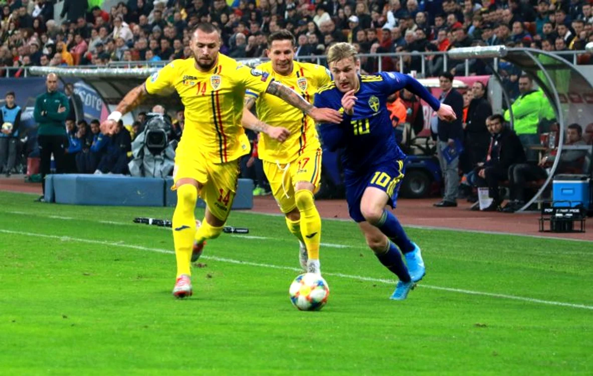Momentul în care Deac și Mogoș și-au scăpat din marcaj adversarul la primul gol al SuedieiFOTO: Marian Burlacu