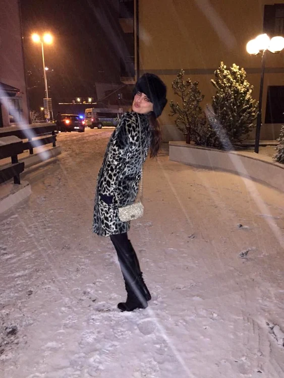 Chiar şi atunci când nu e într-o ţinută sexy, Catrinel ştie să atragă toată atenţia