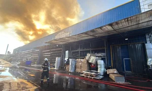 incendiu urias la un depozit din sectorul 6 al capitalei pompierii au ajuns la fata locului cu 16 masini de stingere 1034493 jpg