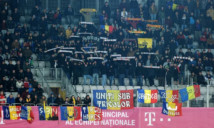 Uniți sub tricolor: suporterii negri ai naționalei. Foto Facebook