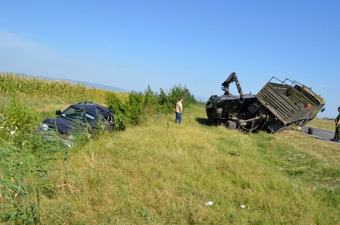 Camionul armatei a ajuns în şanţ FOTO: Ziarul de Vrancea