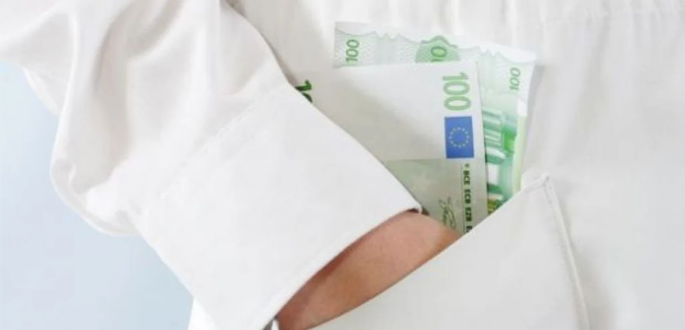 Asistentul a fost prins ân flagrant chiar în timp ce primea şpagă