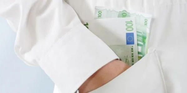 Asistentul a fost prins ân flagrant chiar în timp ce primea şpagă