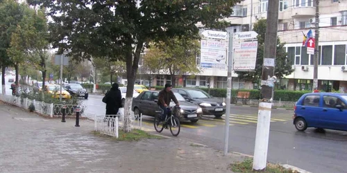 Pietonii stau zeci de secunde până să traverseze şoseaua Bucureşti pe la "Casa Cărţii"