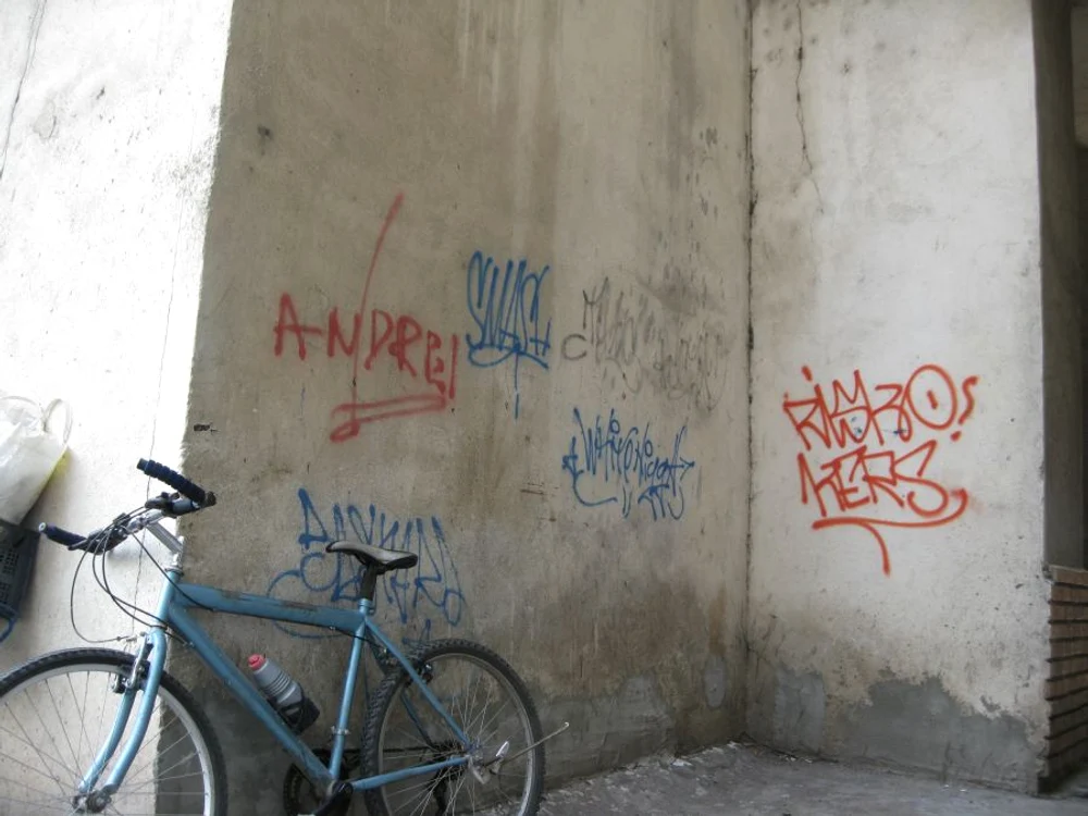 Spatele blocurilor, pline de graffiti