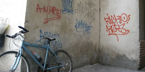 Spatele blocurilor, pline de graffiti