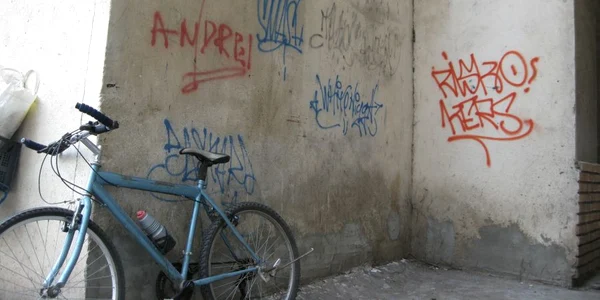 Spatele blocurilor, pline de graffiti