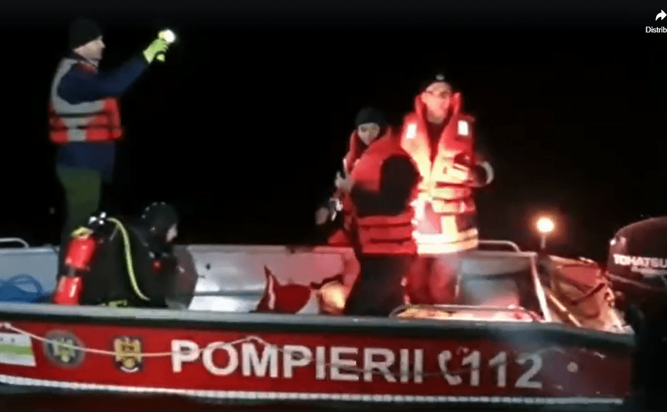 Trei tineri au căzut cu hidrobicicleta în lacul Colibiţa. Unul din ei este căutat de scafandri VIDEO