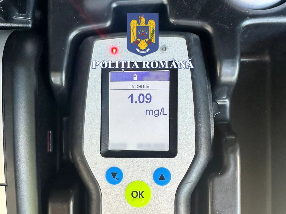 Un șofer care și-a rănit soția și fiica în accident a fost reținut. A intrat cu mașina în parapet și a fugit de la locul faptei