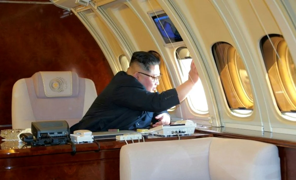 Kim Jong-un la bordul avionului sau FOTO AFP