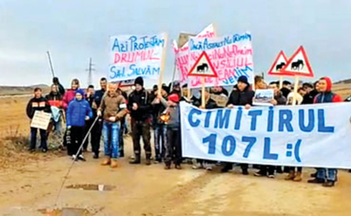 
    Localnicii protestează de circa 8 ani față de distrugerea Drumului Județean 107LFoto: gandul.info  