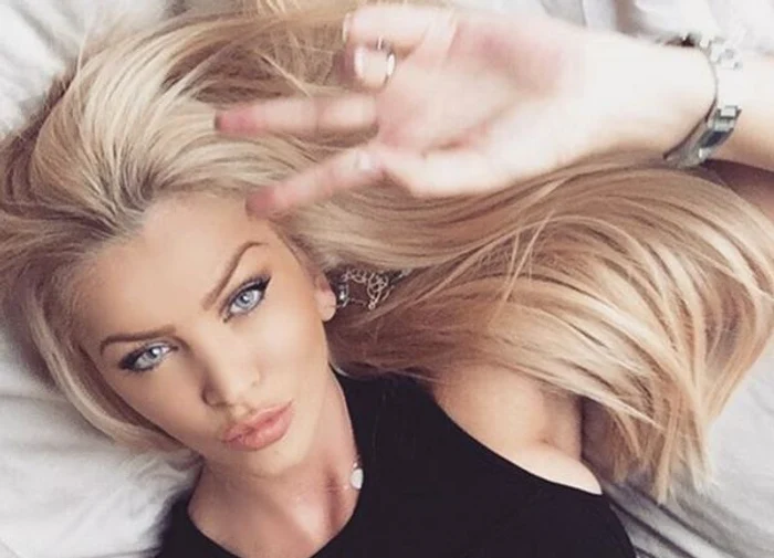 Brigitte Sfăt s-a fotografiat cu surorile ei, Gabriela (dreapta) şi Cristina (stânga) la cununia civilăfoto: arhiva personală