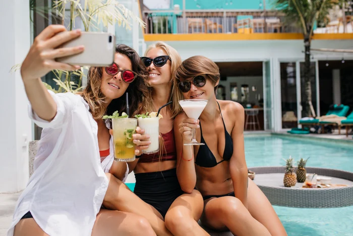 Fotografiile de vacanță pot fi amintiri prețioase. Sursa: Freepik.com