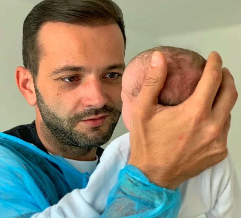 Mihai Morar a ţinut-o astăzi în braţe pentru prima oară pe micuţa Roua 