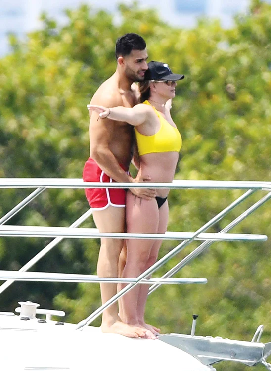 Sam Asghari, iubitul de 25 de ani al divei, a însoţit-o în paradisul estival din Miami
