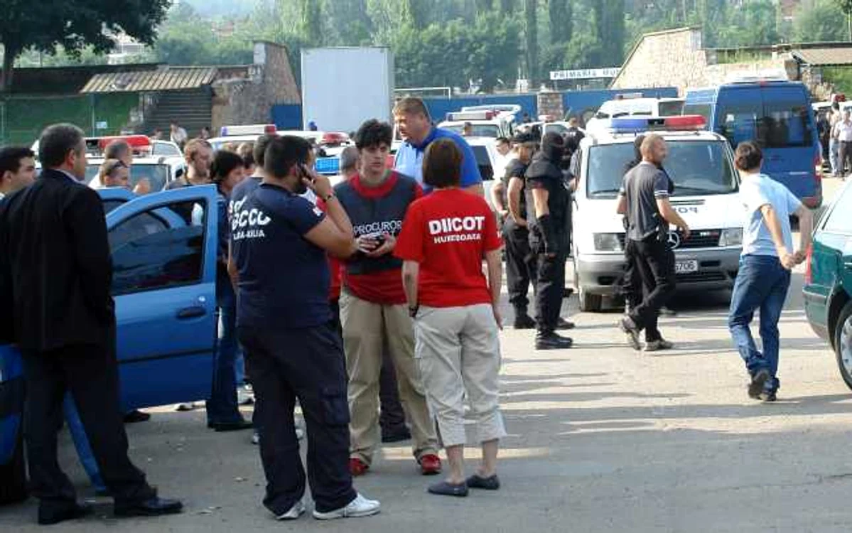 În 13 iulie 2006, peste 40 de hunedoreni au fost ridicaţi de ofiţerii DIICOT pentru implicarea în dosarul Hidra. Laura Kovesi şi Traian Berbeceanu au coordonat ancheta. D.G.