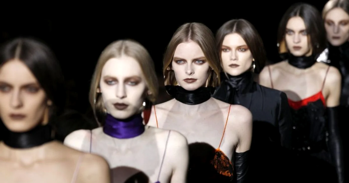 Un model care se îngraşă câteva kilograme nu poate intra în hainele de 
la casting şi este înlăturat de agenţia pe care o reprezintă FOTO AFP