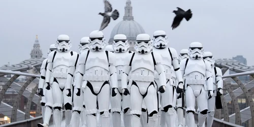 Oameni îmbrăcaţi în Stormtroopers din franciza Star Wars defilează pe podul Millennium pentru a promova cea mai recentă versiune din serie Rogue One la Londra Anglia FOTO Guliver / Getty Images / Leon Neal