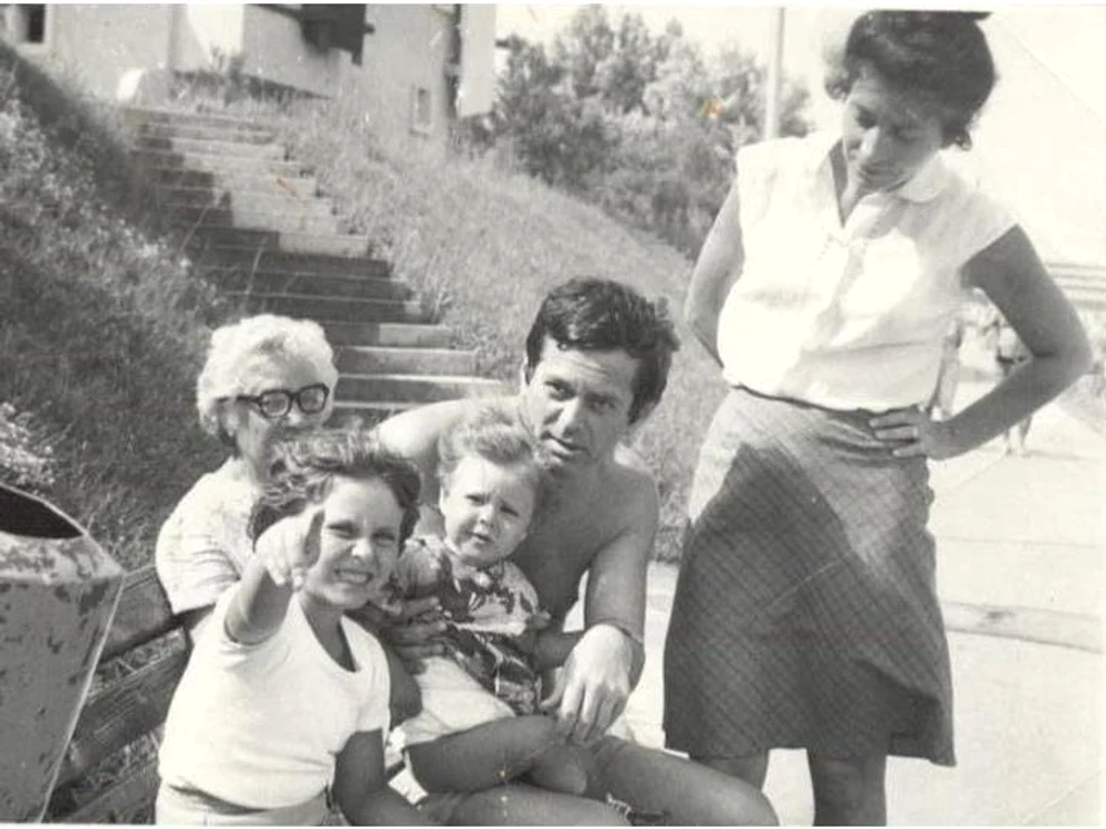 Iulie 1977, pe faleză. Ozana, în brațele tatălui Nicolae Oancea (scriitor). Arhivă personală 