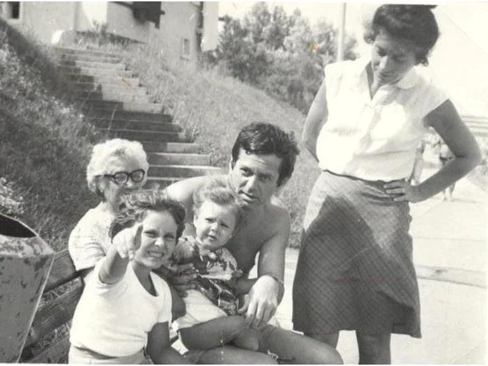 Iulie 1977, pe faleză. Ozana, în brațele tatălui Nicolae Oancea (scriitor). Arhivă personală 
