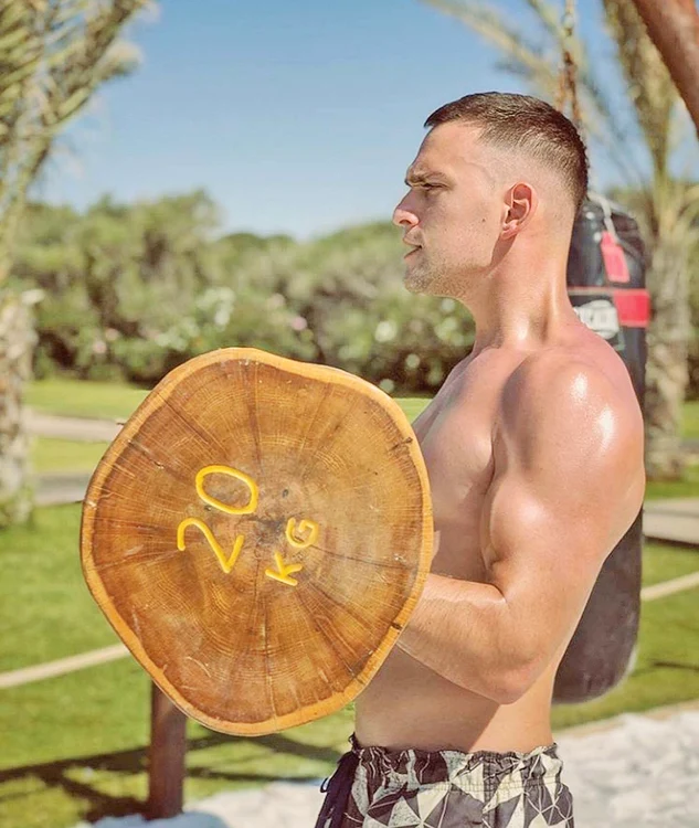 Vlad își umflă mușchii la soare