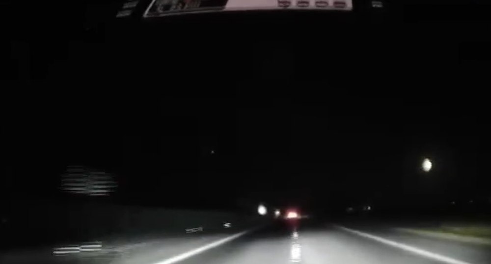 Momentul în care un meteor se dezintegrează în atmosfera pământului. Eveniment astronomic surprins pe Autostrada Soarelui