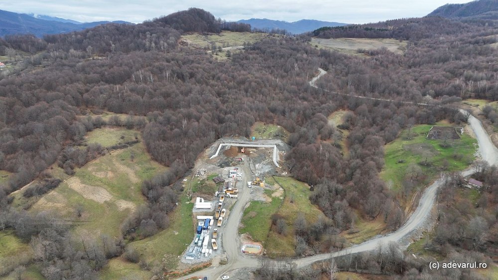 Tunelul de 1,7 km de pe Autostrada Sibiu–Pitești prinde contur. Cum se lucrează în teren dificil