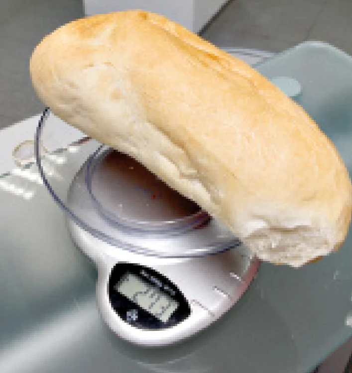 
    Comisarii ANPC au găsit în toată ţara pâini de 200 grame, de 210 grame, de 250 grame etc, în loc de 300 de grame cât prevăd reglementările în vigoare  