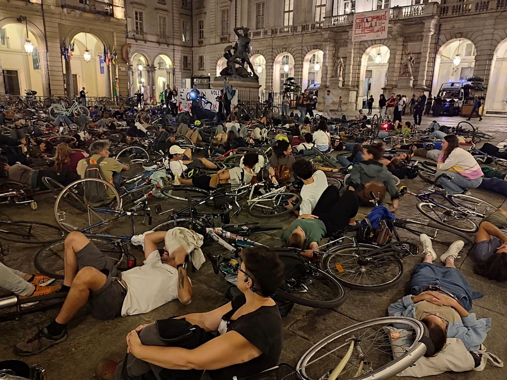 Biciclişti italieni simulând moartea în urma unui accident auto.