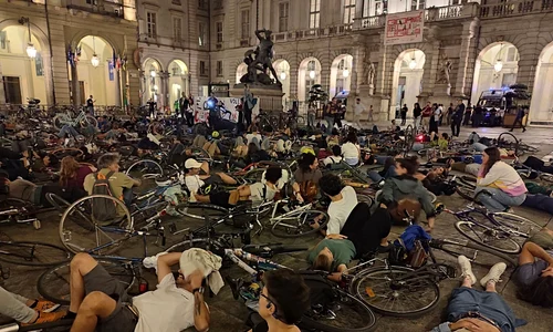 mob biciclisti Torino Facebook Fondazione Michele Scarponi jpg