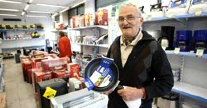 Jacinto Lafuente este unul dintre clienţii magazinelor second-hand 