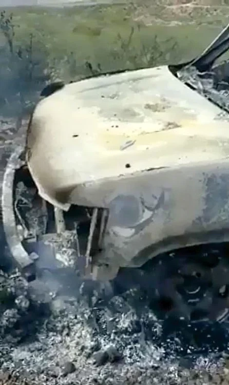 Maşina în care  se aflau victimele,  incendiată 