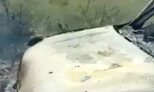 Maşina în care  se aflau victimele,  incendiată  jpeg