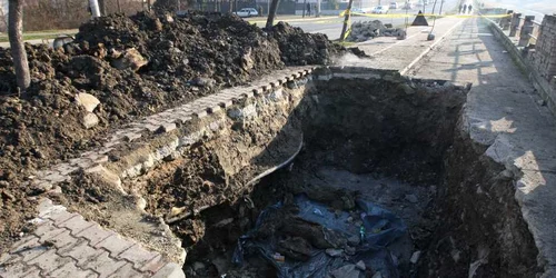 Crater în mijlocul pistei de biciclişti 