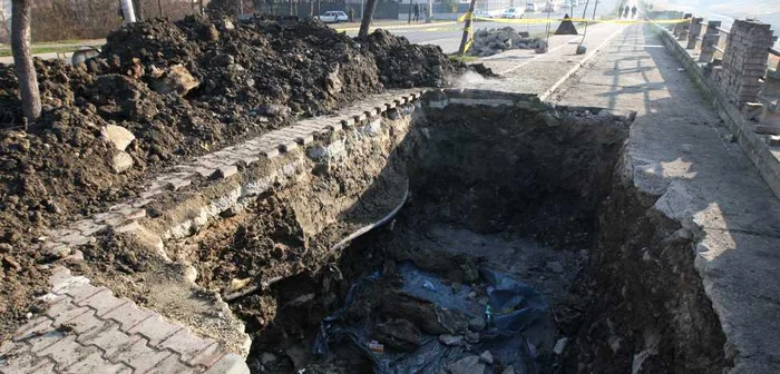 Crater în mijlocul pistei de biciclişti 