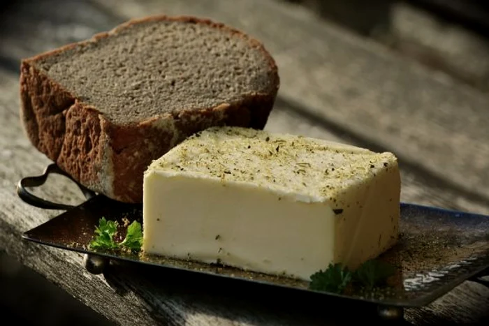 Untul sărat tradițional, obținut prin arderea smântânii pasteurizate, se numește unt turnat. clickpentrufemei.ro